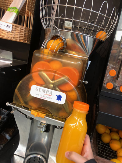 Dimanche 13/05/2018
J’aime le jus d’orange. Whole Foods a la même machine. C’était le jour de lessive. Je suis allée au supermarché et j’ai acheté le jus d’orange.