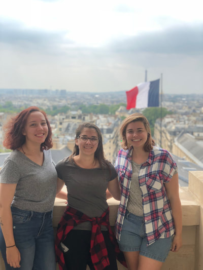 Mercredi 16/05/2018
Nous avons eu une séance de photos. Je prenais des photos de tout le monde. J’aime cette photo à cause du drapeau français et la tour Eiffel en arrière-plan.