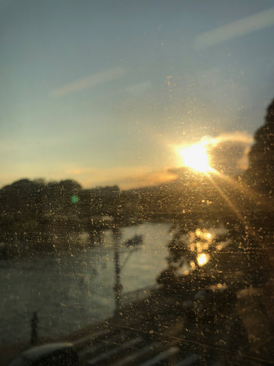 Dimanche 20/05/2018
Nous sommes partis pour Nice! Deborah et moi avons joué aux cartes dans le train. J’adore cette photo avec le coucher de soleil sur l’eau.